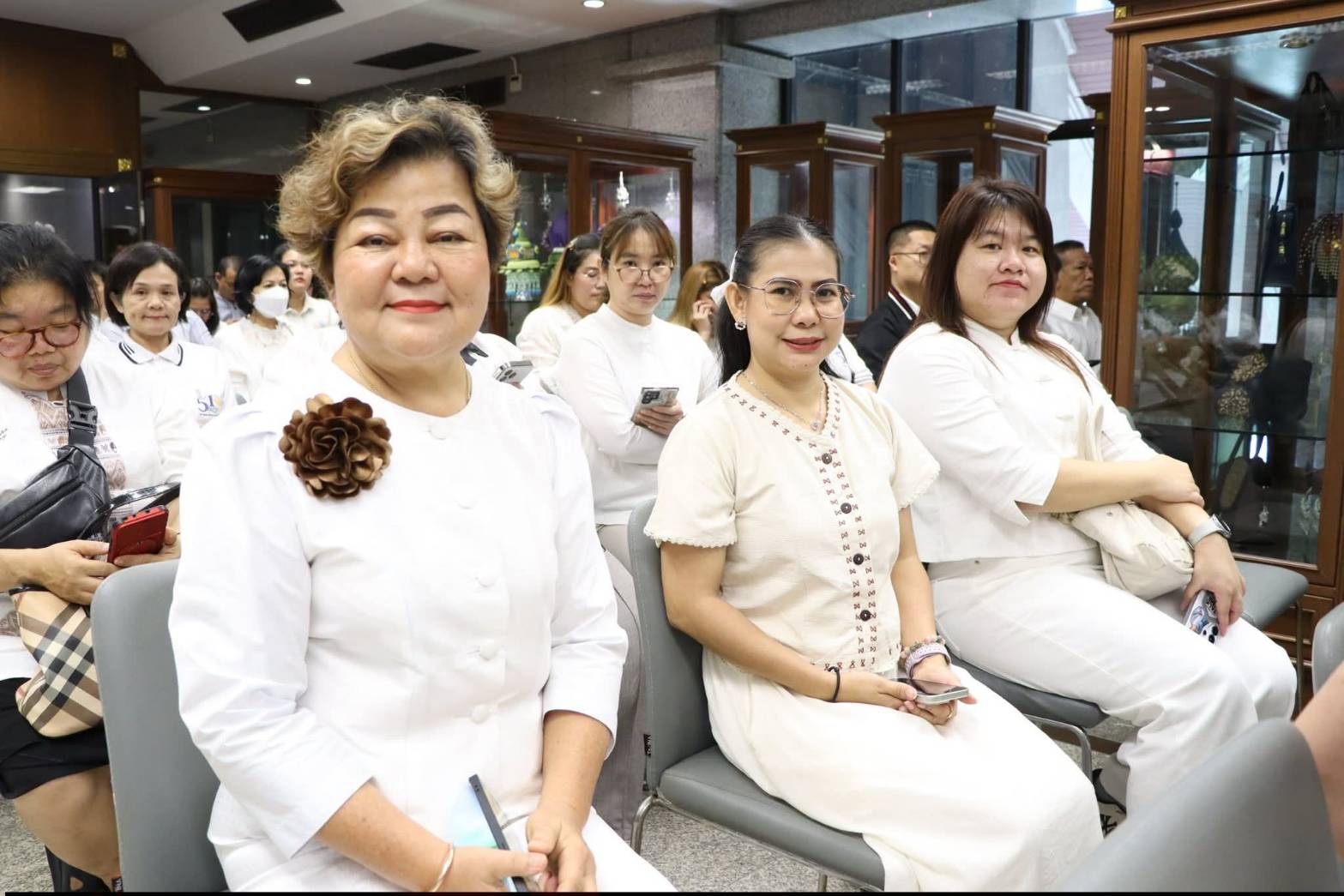title - ศูนย์ส่งเสริมและพัฒนาอาชีพเสริมนอกภาคการเกษตร โดย สำนักงานการปฏิรูปที่ดินเพื่อเกษตรกรรม จัดโครงการพัฒนาบุคลากรเพื่อเพิ่มประสิทธิภาพการดำเนินงานด้านศิลปหัตถกรรม กิจกรรมไหว้ครูช่าง ณ ชั้น 2 อาคารพระมิ่งขวัญ ศูนย์ส่งเสริมและพัฒนาอาชีพเสริมนอกภาคการเกษตร (ศูนย์ศิลปาชีพบางไทรฯ (เดิม))